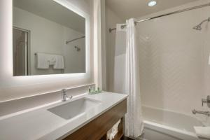 Holiday Inn Hotel & Suites Madison West, An Ihg Hotel,Madison>>Dane,3 star