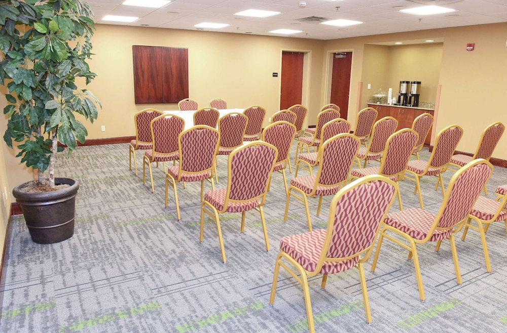 hampton inn and suites madisonville