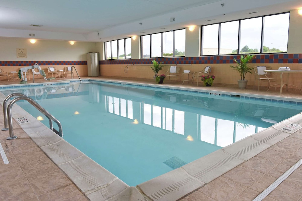 hampton inn and suites madisonville