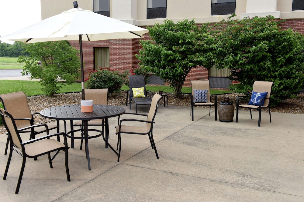 hampton inn and suites madisonville