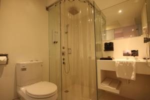 papa whale kaohsiung formosa boulevard