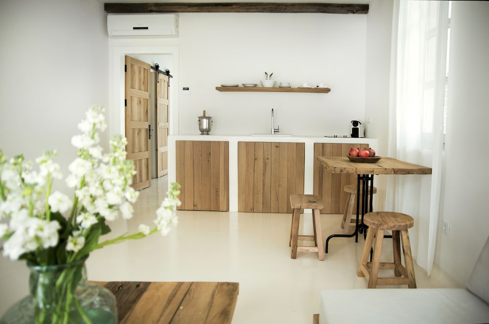 manastir alacati hotel