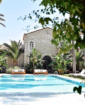 manastir alacati hotel
