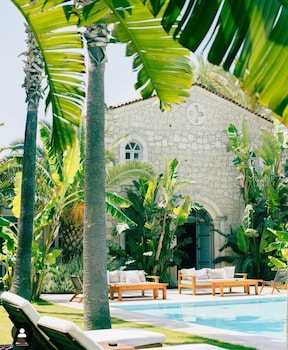 manastir alacati hotel