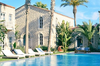 manastir alacati hotel