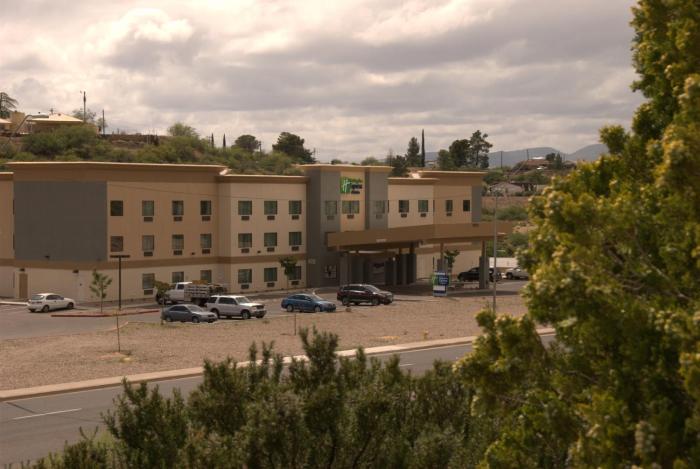 holiday inn express and suites globe by ihg