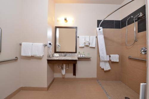 holiday inn express and suites globe by ihg