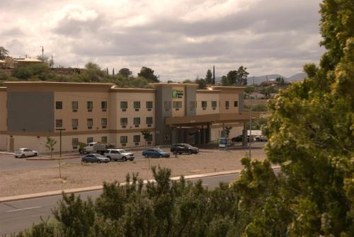 holiday inn express and suites globe by ihg