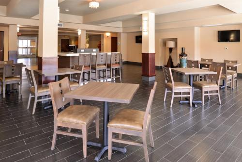 holiday inn express and suites globe by ihg
