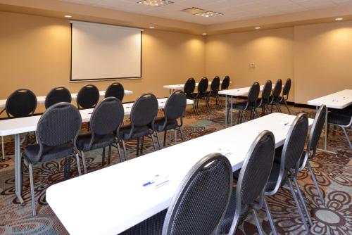 holiday inn express and suites globe by ihg