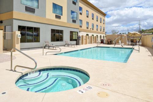 holiday inn express and suites globe by ihg