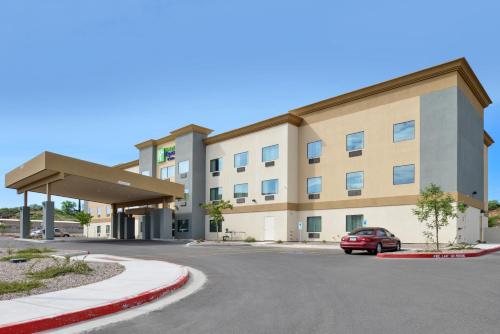 holiday inn express and suites globe by ihg