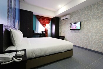 swing and pillows at usj taipan