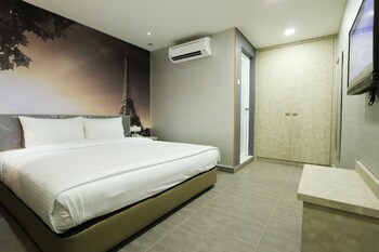 swing and pillows at usj taipan