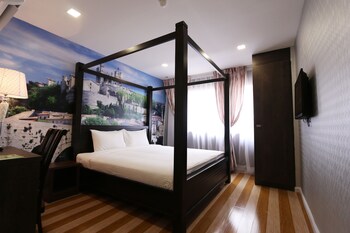 swing and pillows at usj taipan