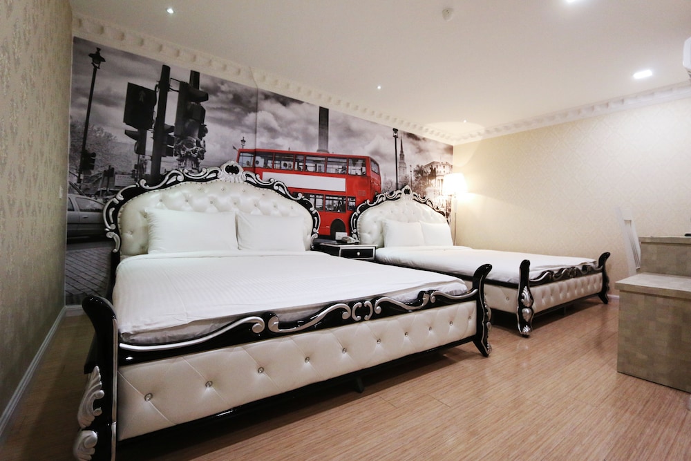 swing and pillows at usj taipan