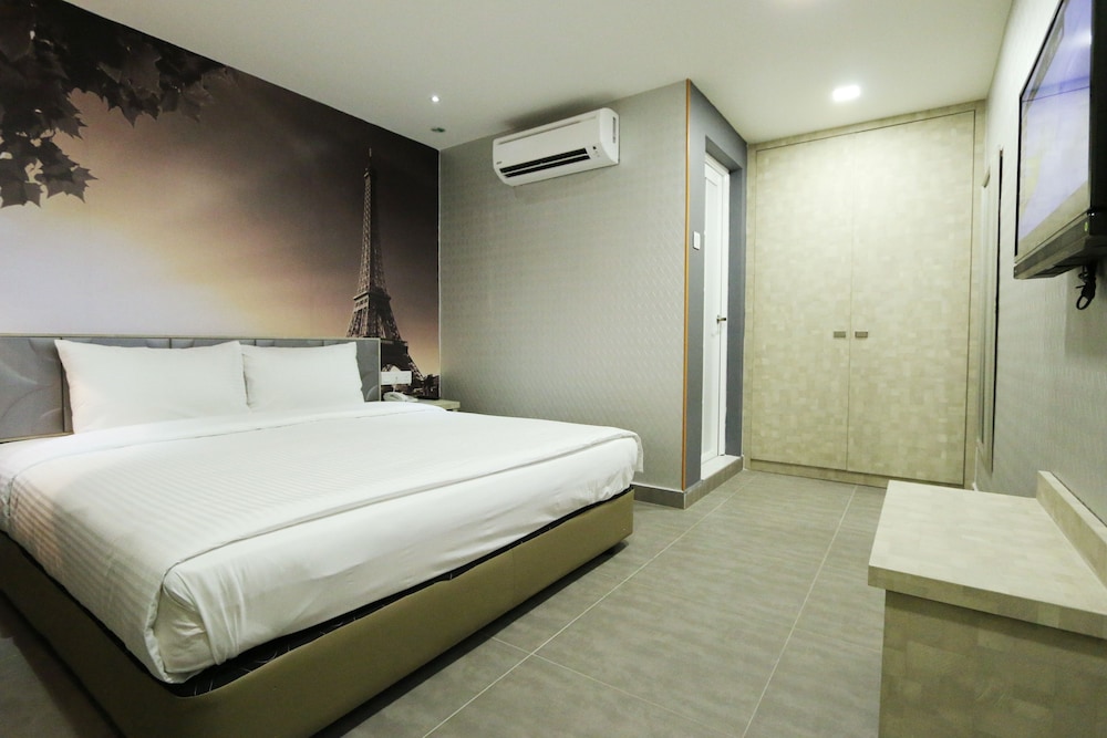 swing and pillows at usj taipan