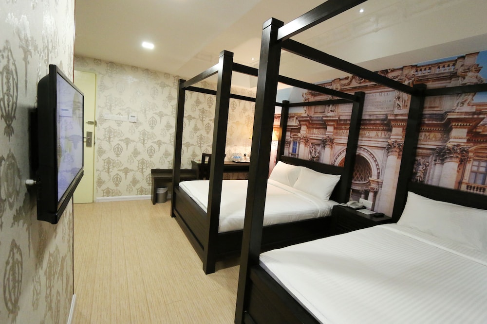 swing and pillows at usj taipan