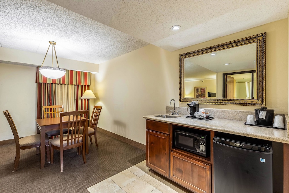 tulsa square hotel central i 44 by oyo
