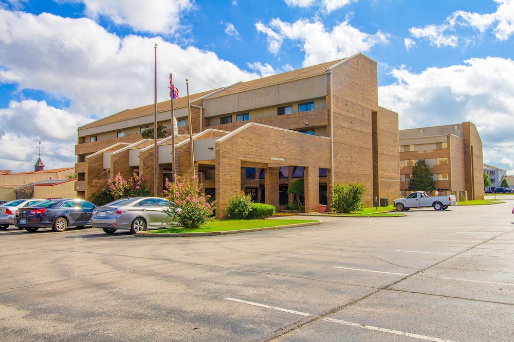 tulsa square hotel central i 44 by oyo
