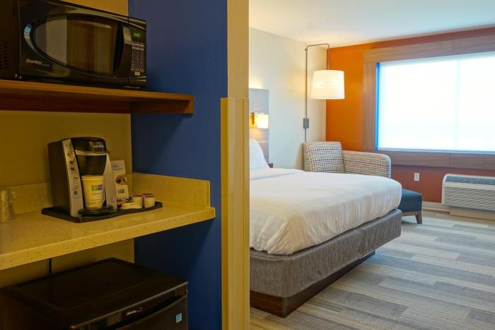 holiday inn express and suites omaha millard area