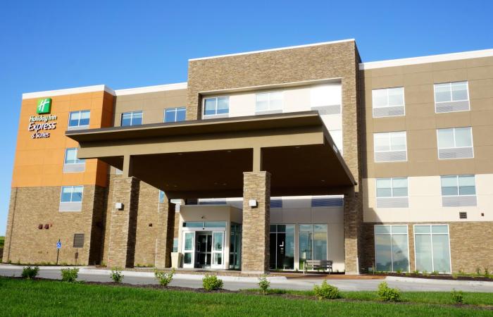 holiday inn express and suites omaha millard area
