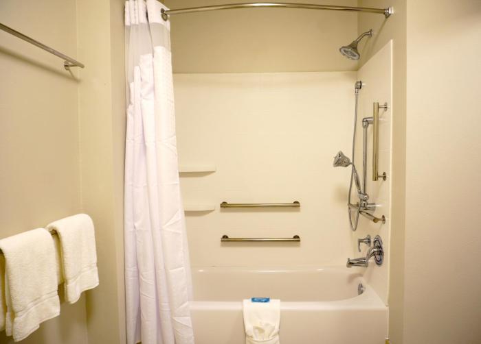 holiday inn express and suites omaha millard area