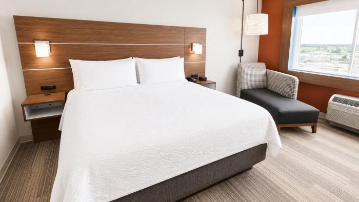 holiday inn express and suites omaha millard area