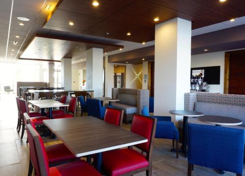 holiday inn express and suites omaha millard area