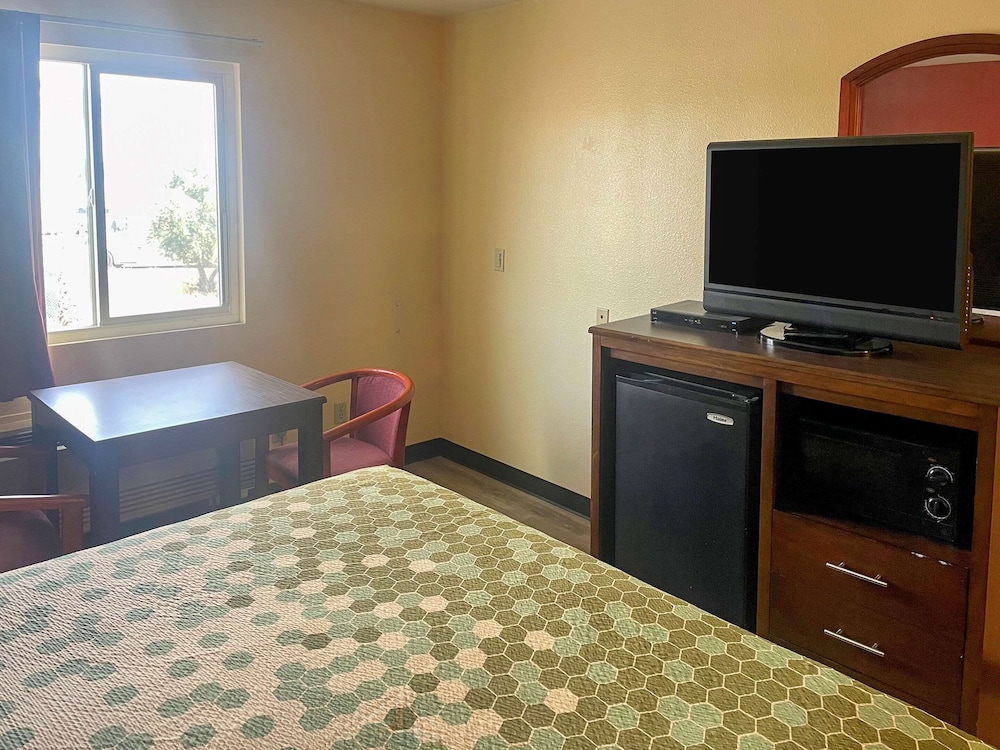 econo lodge inn and suites
