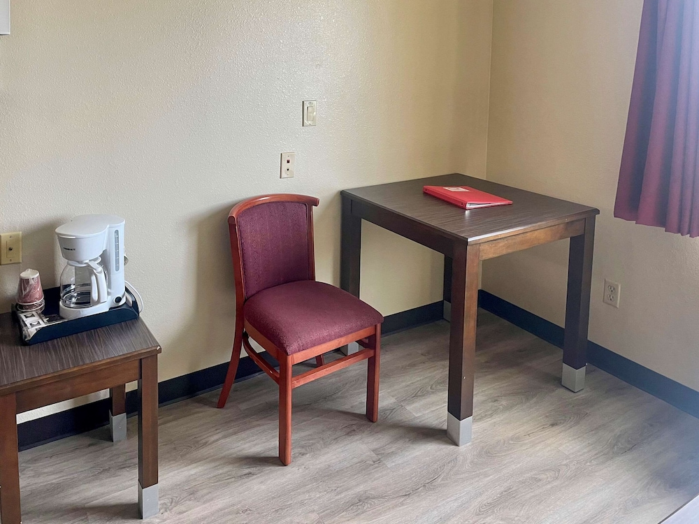 econo lodge inn and suites