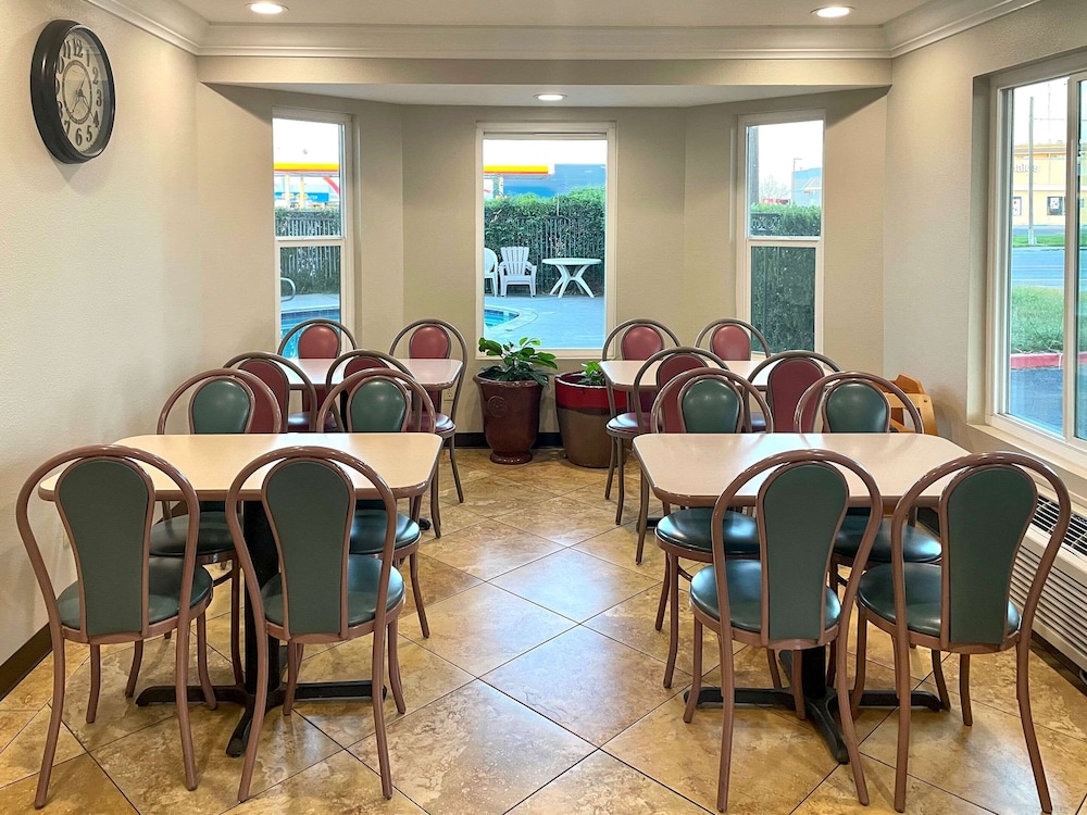 econo lodge inn and suites