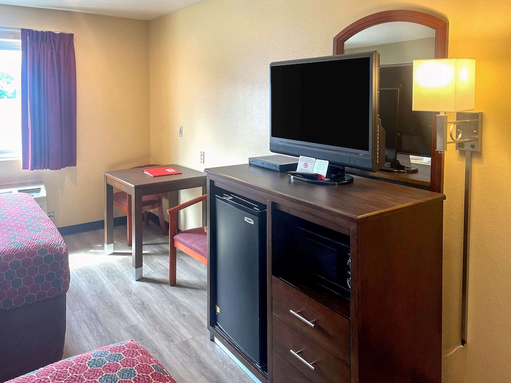 econo lodge inn and suites