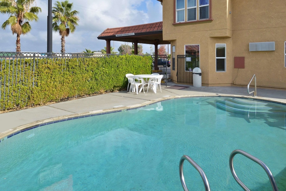 econo lodge inn and suites