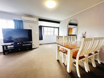 kingswood manor motel