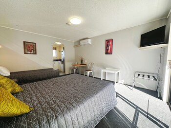 kingswood manor motel