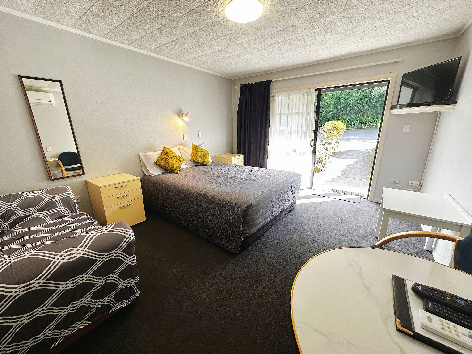 kingswood manor motel