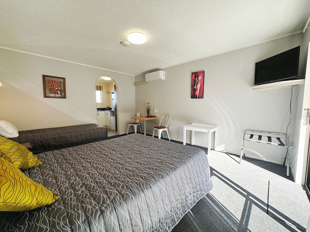 kingswood manor motel