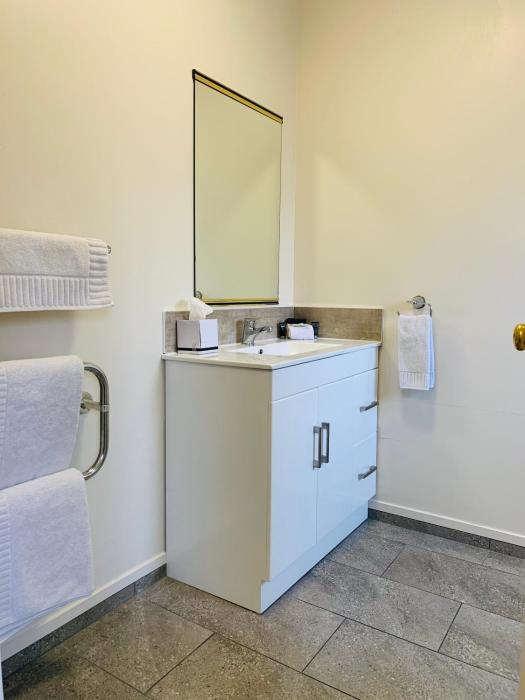 kingswood manor motel