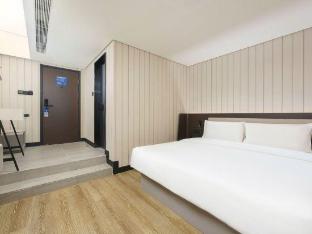 hanting hotel dalian malan square metro station