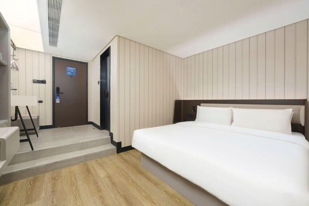 hanting hotel dalian malan square metro station