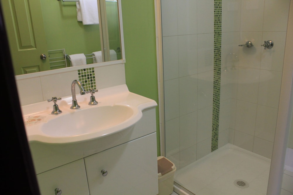 aussie outback oasis cabin and van village