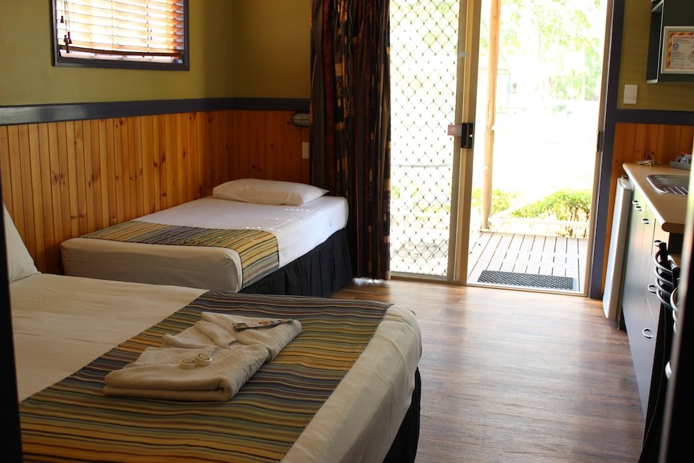 aussie outback oasis cabin and van village