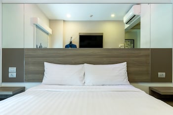 red planet bangkok surawong