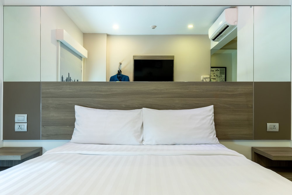 red planet bangkok surawong