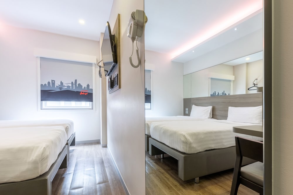 red planet bangkok surawong