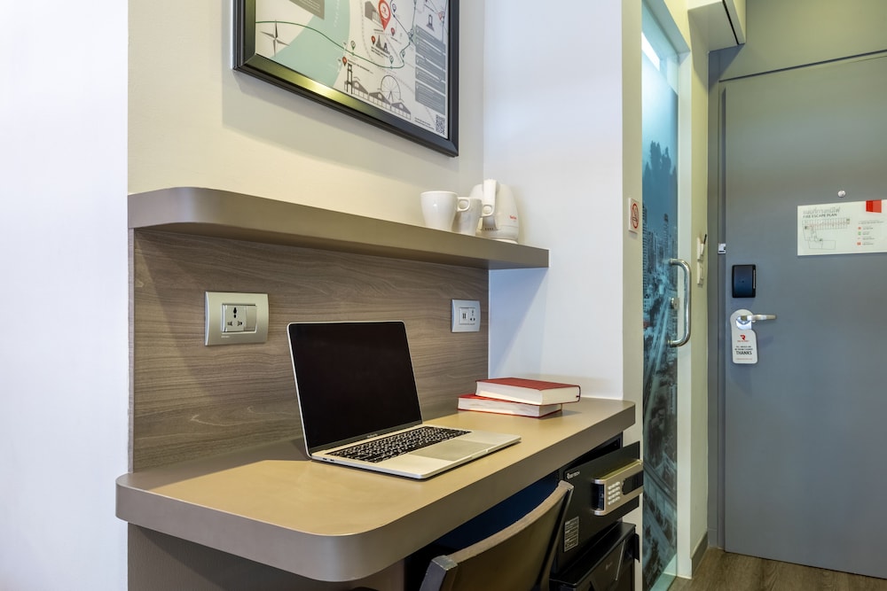 red planet bangkok surawong