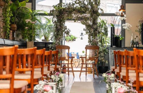 The Captain Cook Hotel,203-205 Dawes Rd,3 star