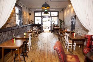 The Captain Cook Hotel,203-205 Dawes Rd,3 star