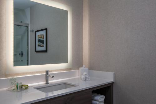 holiday inn cleveland clinic by ihg